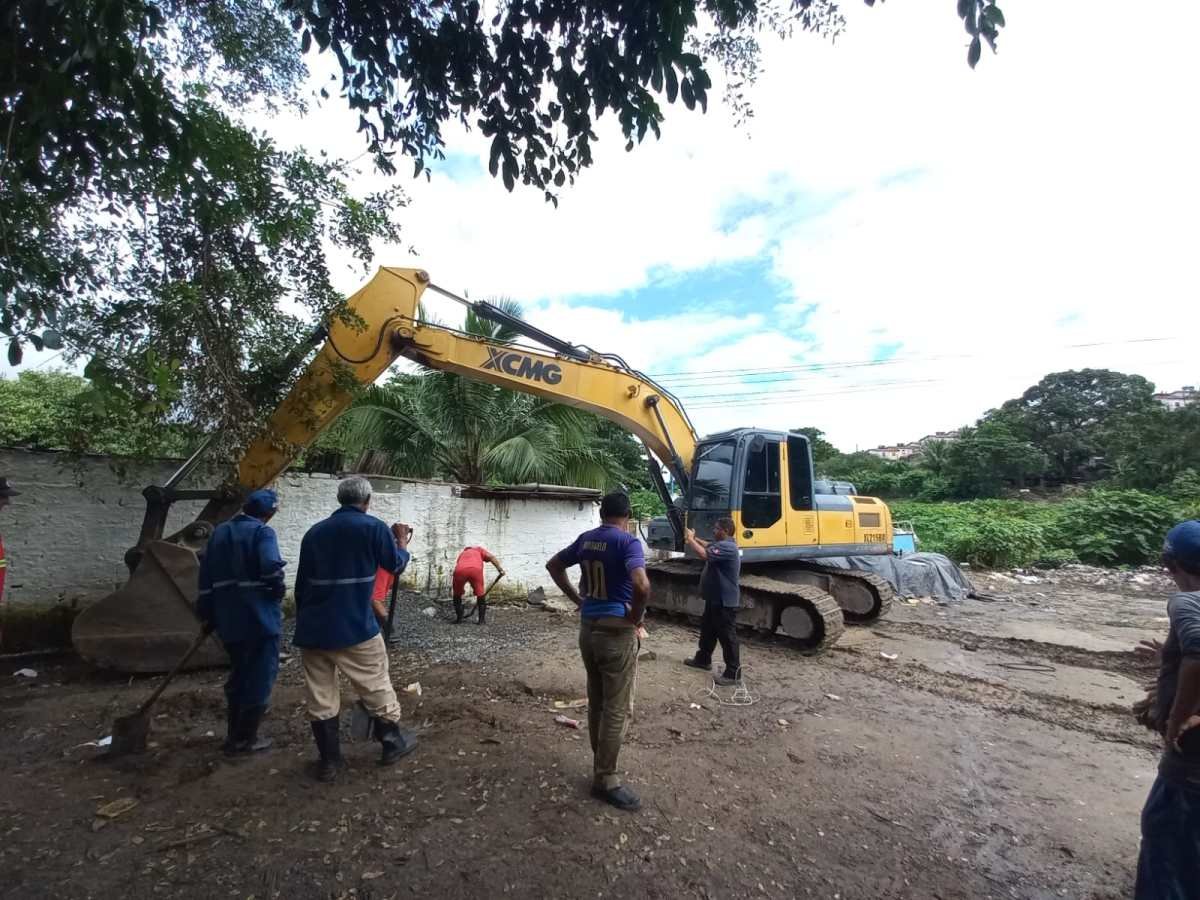 Técnicos da Semam e Seinfra removem pocilgas irregulares às margens do Rio Jaguaribe
