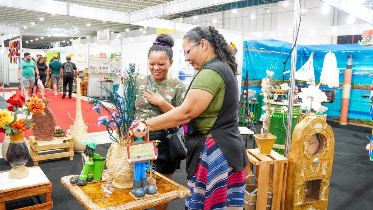 Visitantes de estande da Emlur na Multifeira Brasil Mostra Brasil se encantam com exposição