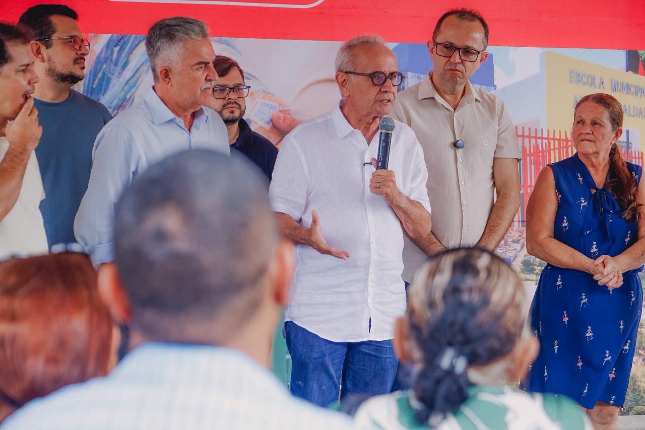 Cícero Lucena autoriza obras em 11 ruas para deixar o Bairro das Indústrias 100% pavimentado