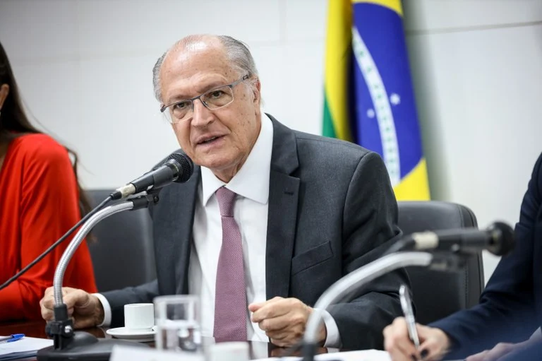 corte tarifário dos eua: alckmin vê redução para 200 produtos como “passo na direção correta”, mas sobretaxa de 40% ao brasil mantém distorções e afeta cerca de us$10 bi