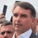 flávio bolsonaro mantém vigília em brasília e aponta moraes como responsável