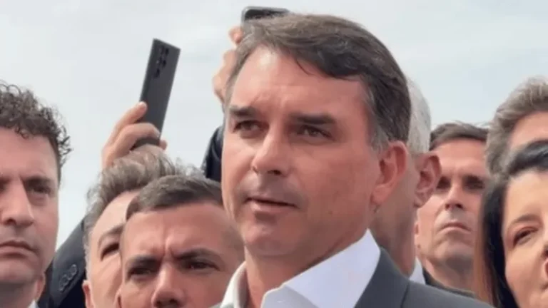 flávio bolsonaro mantém vigília em brasília e aponta moraes como responsável