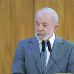 prisão de bolsonaro: lula afirma 'todo mundo sabe o que ele fez' e evita comentar
