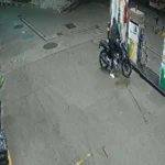 assaltante atrapalhado deixa dinheiro cair em lagoa seca