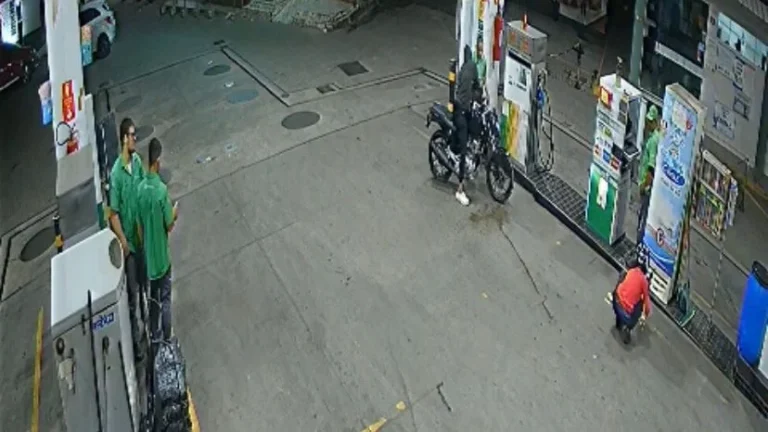 assaltante atrapalhado deixa dinheiro cair em lagoa seca