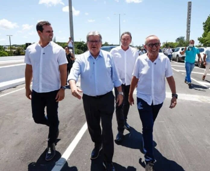 joão azevêdo desafia prefeitura, compara obras de mobilidade em joão pessoa