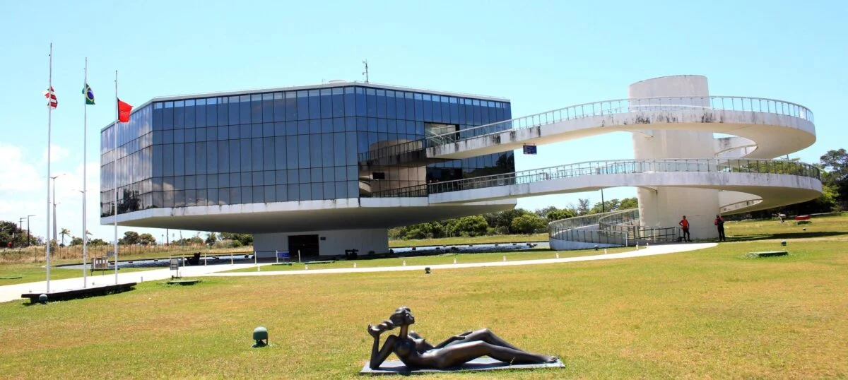 obra de niemeyer em joão pessoa vira palco de leilão de cavalos e depósito de banheiros químicos