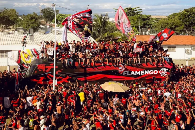 aerofla: ônibus do flamengo 'engolido' por torcedores antes de viagem a lima