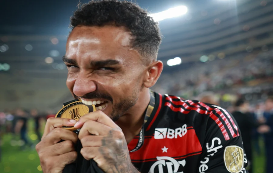 danilo, filho de caminhoneiro, faz história e brilha no panteão de ídolos do flamengo na libertadores