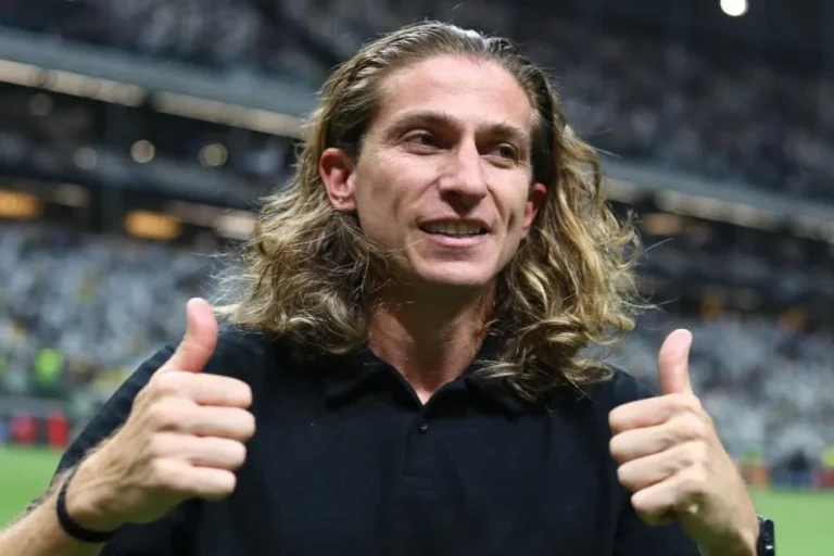 filipe luís entra para a história: 9º a vencer a libertadores como jogador e técnico