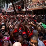 flamengo campeão da libertadores: festa no rio tem torcedores em marquises e cabeça de porco