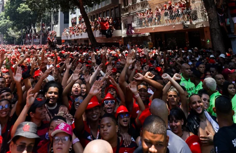 flamengo campeão da libertadores: festa no rio tem torcedores em marquises e cabeça de porco