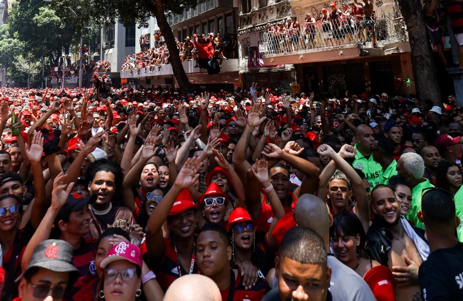 flamengo campeão da libertadores: festa no rio tem torcedores em marquises e cabeça de porco