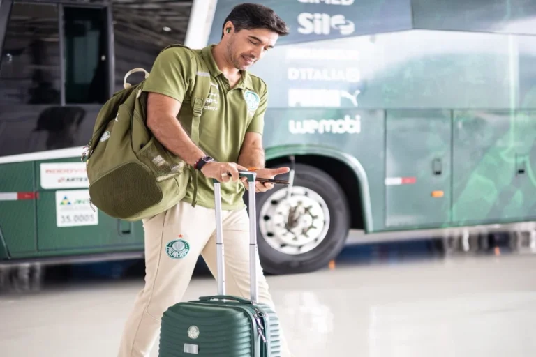 palmeiras: retorno melancólico após derrota na libertadores e ct vazio