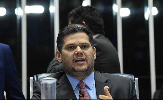 alcolumbre reage a críticas e nega troca de favores por vaga no stf