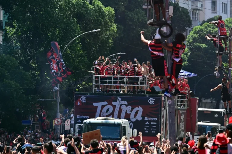 festa do tetra do flamengo no rio termina em confusão com a pm