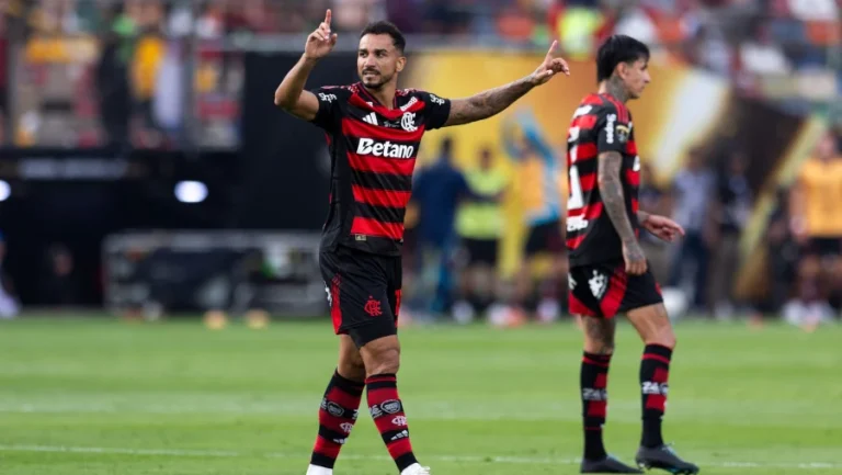 herói do título: danilo se inspira em lema do flamengo e vive noite épica na libertadores
