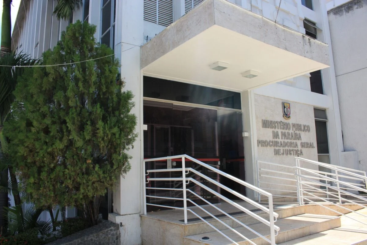 mp denuncia homem que bloqueou rua e atacou pms em comunidade de joão pessoa