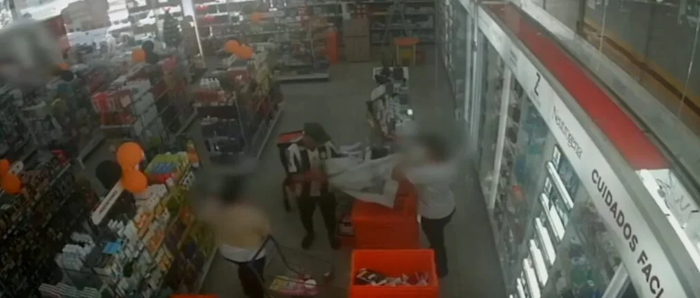vídeo chocante: funcionária é baleada em assalto a farmácia em campina grande