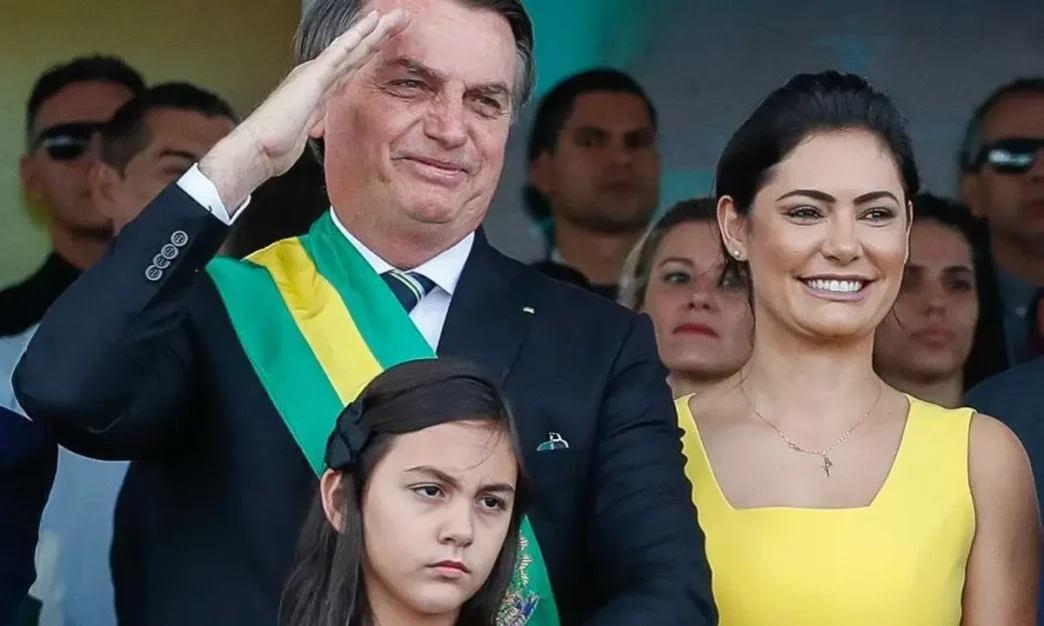 moraes autoriza michelle e laura bolsonaro a visitarem jair na prisão; entenda os detalhes