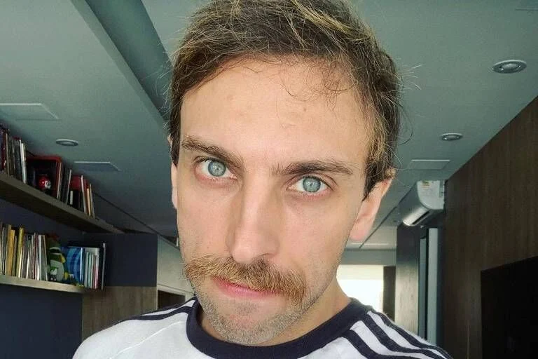 leo lins: humorista é criticado por piada sobre jovem morto por leoa