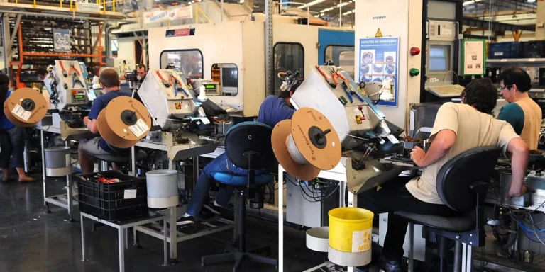 indústria brasileira sobe 0,1% em outubro e reverte queda, mineração e petróleo impulsionam dados do ibge