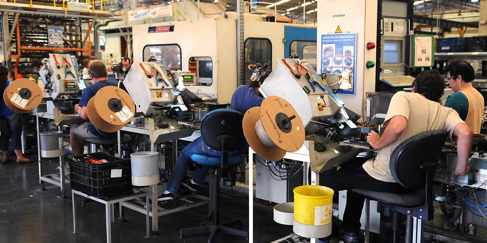 indústria brasileira sobe 0,1% em outubro e reverte queda, mineração e petróleo impulsionam dados do ibge