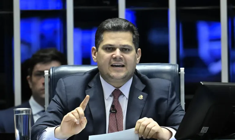 senadores blindam davi alcolumbre após adiamento de sabatina no stf: apoio unânime no senado
