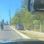 flagra: carro invade ciclovia no altiplano, joão pessoa, e coloca ciclistas em risco
