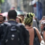 diretores e gerentes negros ganham 34% menos que brancos, aponta ibge