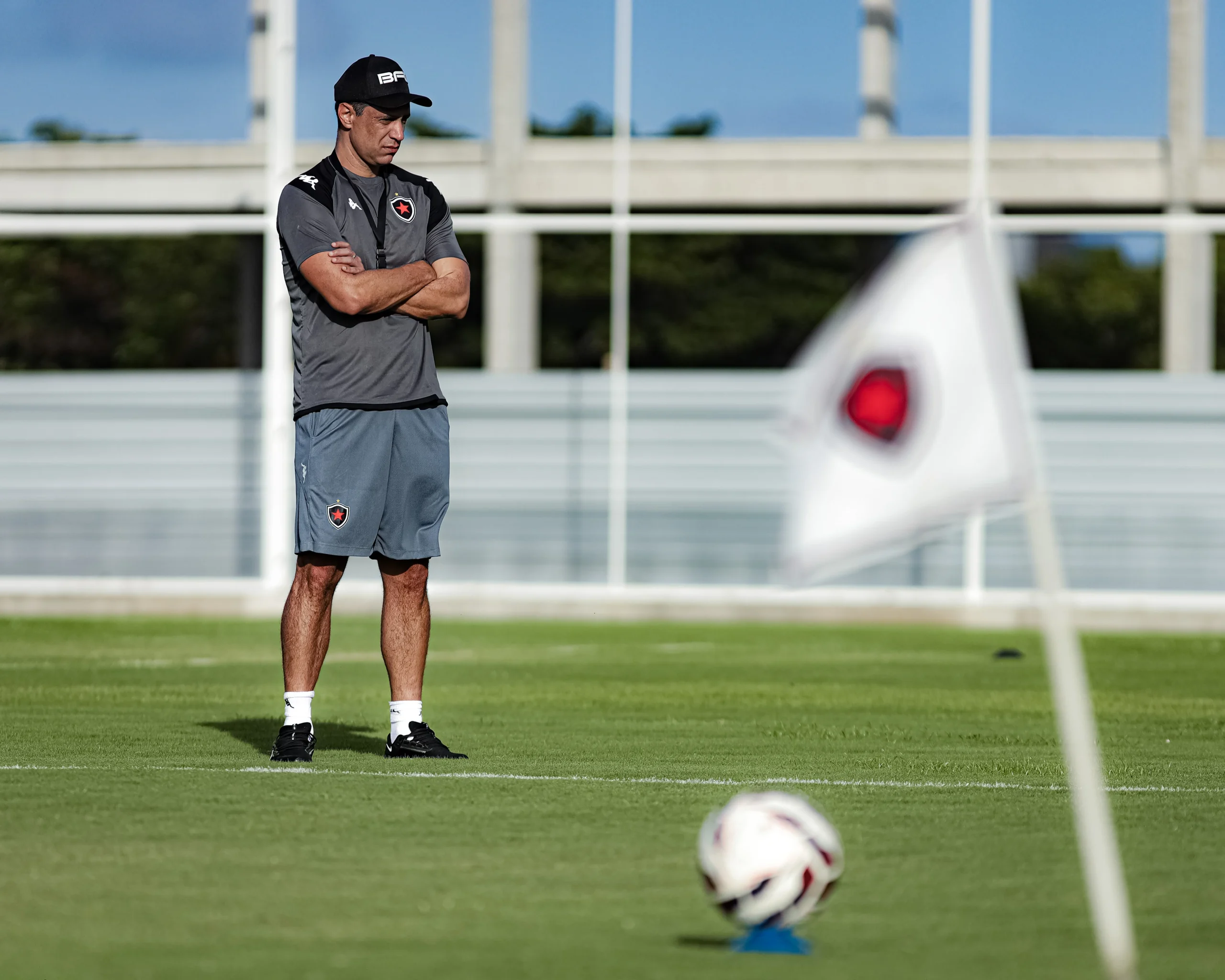 botafogo pb em 2026: sem meias anunciados, clube expõe lentidão no mercado e mira calendário cheio