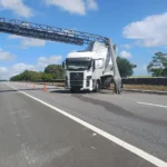 br 101 em santa rita: caminhão bate em pórtico, causa bloqueio e deixa trânsito lento
