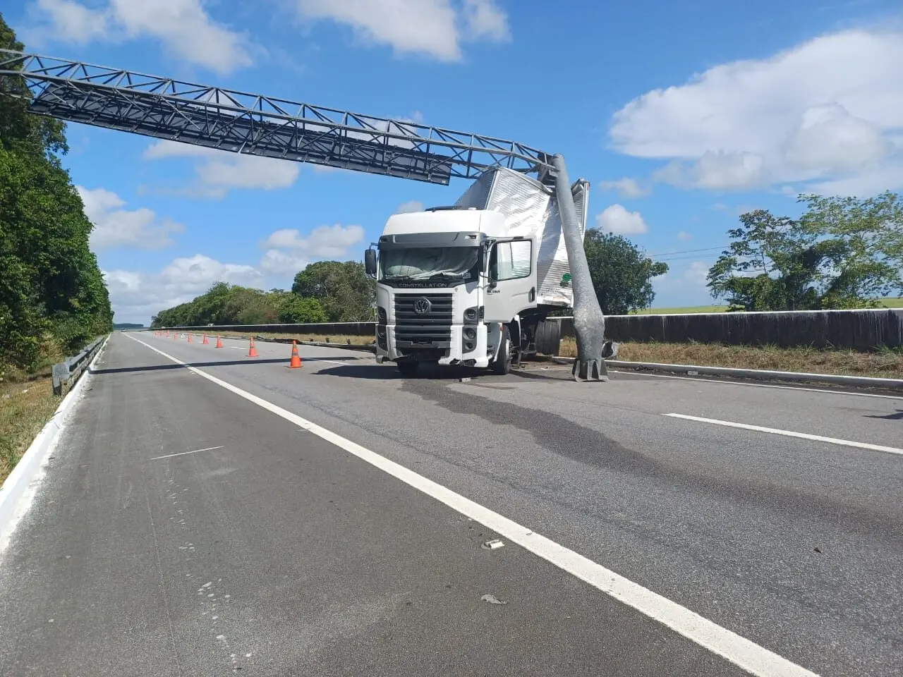 br 101 em santa rita: caminhão bate em pórtico, causa bloqueio e deixa trânsito lento