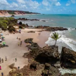 praia de tambaba: paraíso naturista com falésias coloridas e piscinas naturais na paraíba