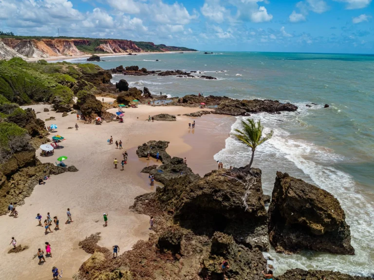 praia de tambaba: paraíso naturista com falésias coloridas e piscinas naturais na paraíba