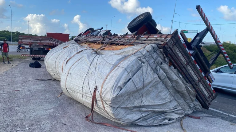 caminhão tomba na alça das três lagoas em joão pessoa e deixa motorista ferido