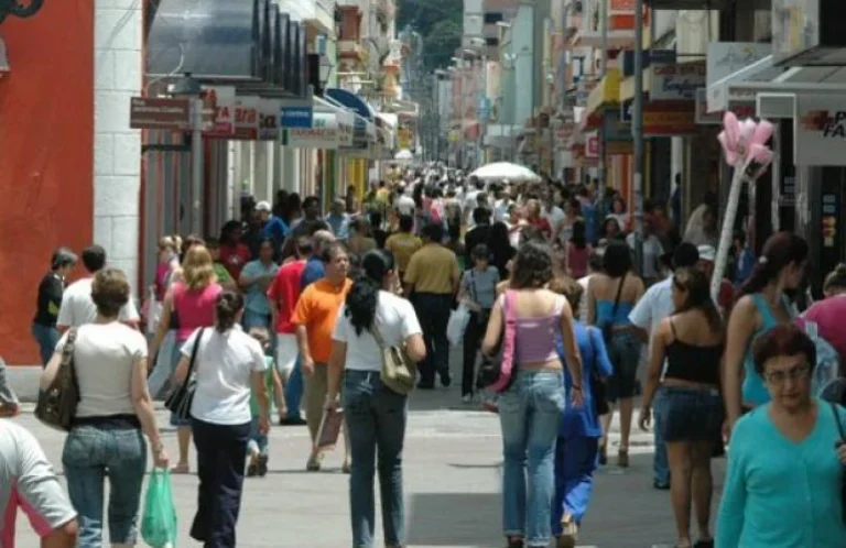 quadrilha invadiu casa e fez casal de idosos refém; um suspeito morreu em confronto