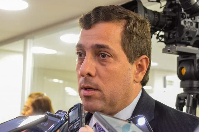 crítica de gervásio a prefeito de sapé: deputado acusa "incompetência" e se expõe