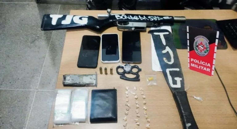 pm apreende arma e mais de 30 pedras de crack na sede da torcida jovem do galo