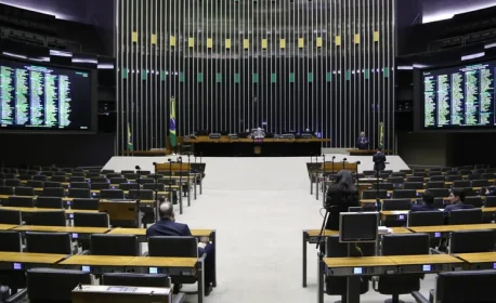 trabalho por aplicativo: votação de pl é adiada e futuro de motoristas segue incerto