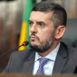 flávio bolsonaro acusa moraes de arriscar a vida do pai por atraso em cirurgia