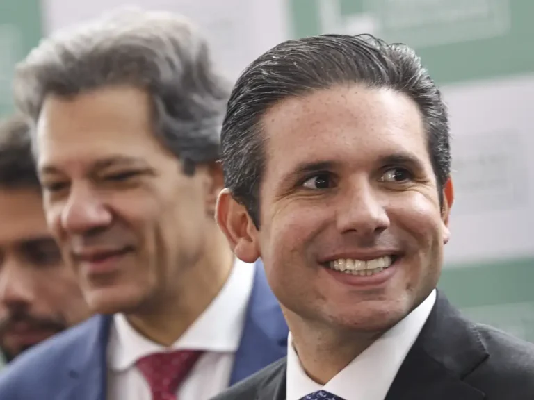 caneta de hugo motta pesa: eduardo bolsonaro e ramagem perdem mandatos; entenda o caso