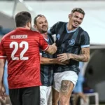 tiquinho soares celebra férias com jogo festivo em natal, futuro no santos segue incerto com coritiba interessado