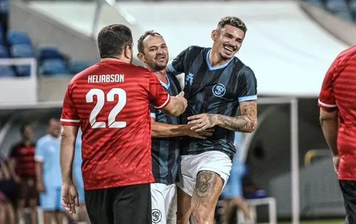 tiquinho soares celebra férias com jogo festivo em natal, futuro no santos segue incerto com coritiba interessado