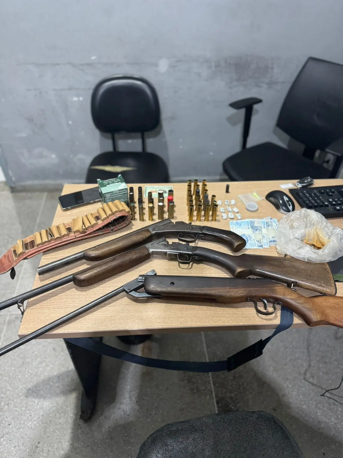 homem preso com armas, drogas e munições na zona rural de campina grande