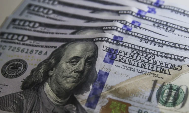 dólar perto de r$ 5,60: empresas enviam lucros ao exterior antes de novo imposto