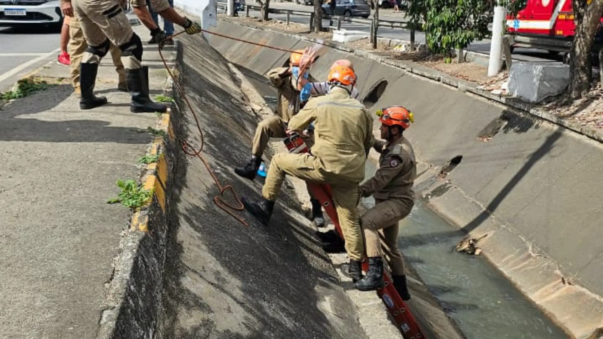 idoso resgatado de canal no centro de campina grande após queda súbita