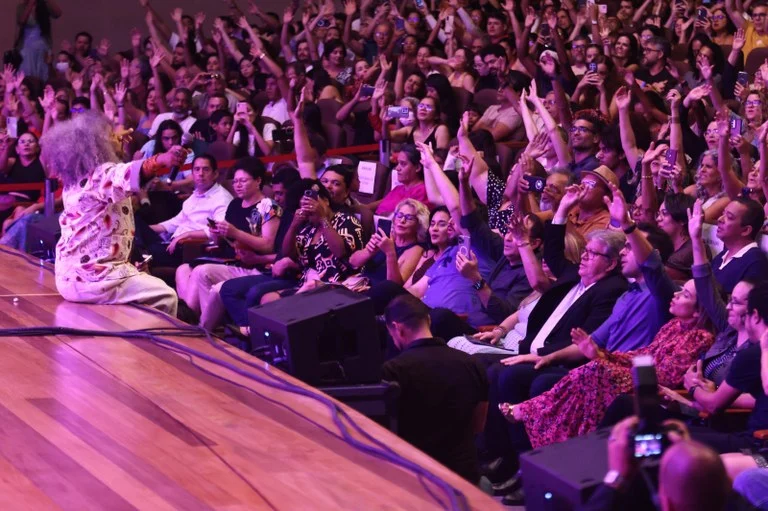 prima 13 anos: chico césar e 60 coralistas emocionam em concerto histórico