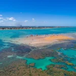 ilha de areia vermelha: paraíso natural surge com maré baixa na paraíba