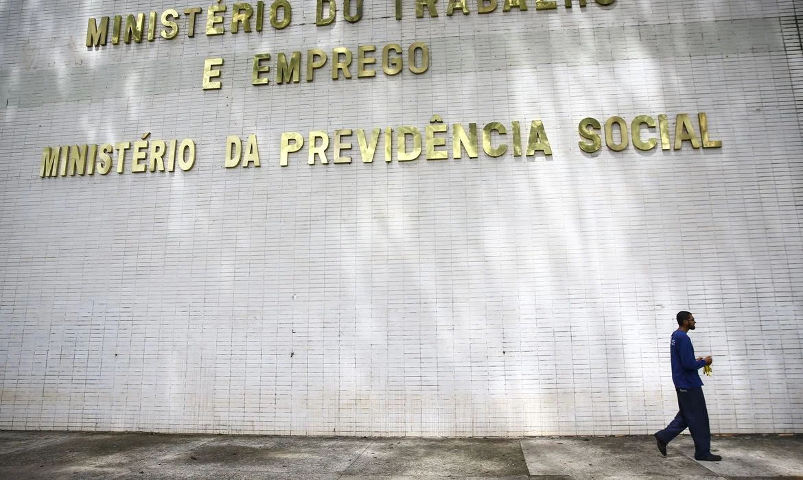 brasil cria 85,8 mil vagas em novembro: veja setores em alta e salário médio